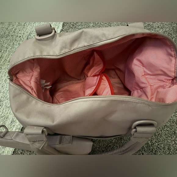 Herschel Strand Duffle | Diaper Bag - 24L in Mauve - Picture 8 of 9
